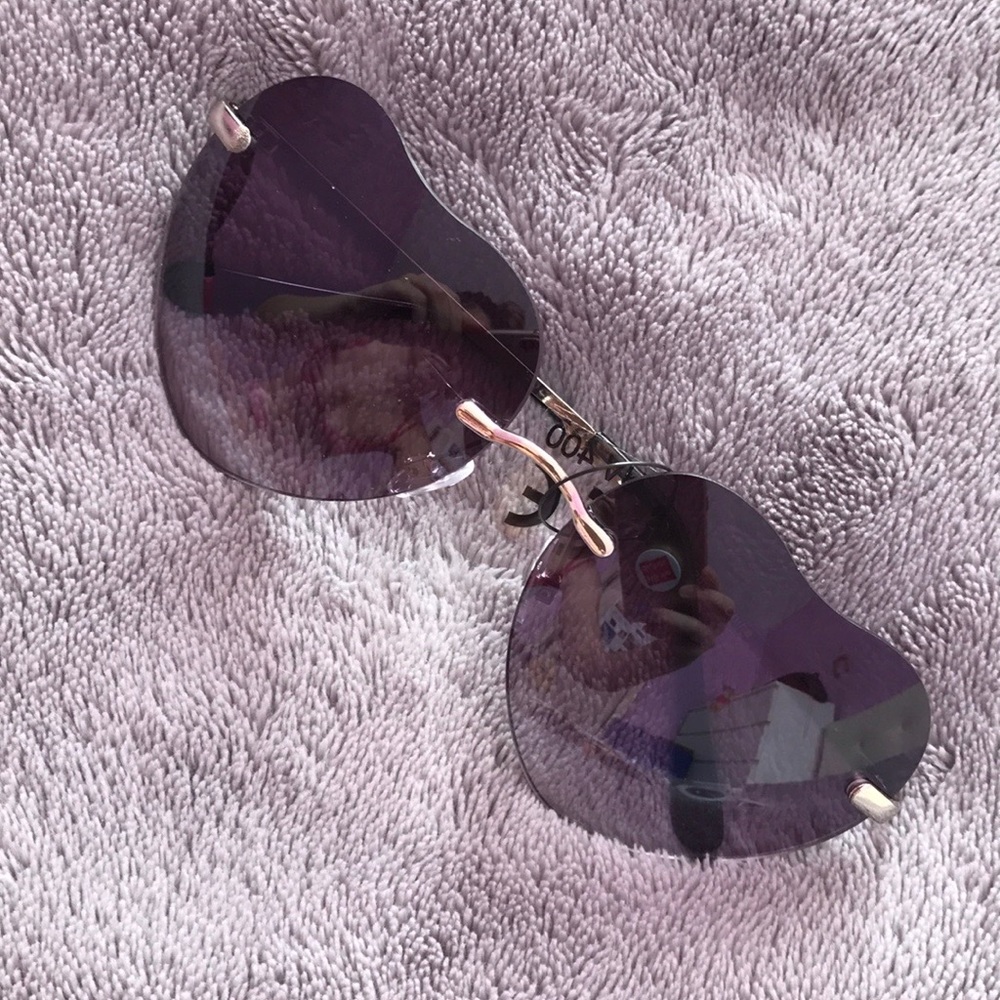 BNWT ❣️ HEART SHAPED GLASSES